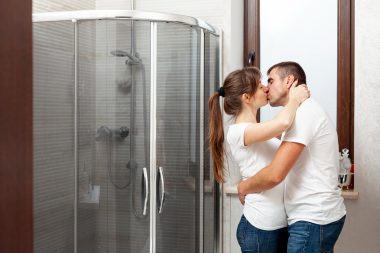 Cabină de duș cu ușă glisantă sau batantă, ce avantaje și dezavantaje are fiecare?