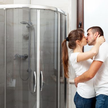 Cabină de duș cu ușă glisantă sau batantă, ce avantaje și dezavantaje are fiecare?