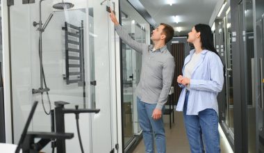 Care este diferența dintre un set de duș aparent și unul încastrat?