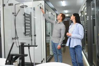 Care este diferența dintre un set de duș aparent și unul încastrat?