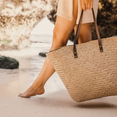 Geantă de plajă din paie sau din material textil, avantaje și dezavantaje