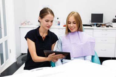 Ce întrebări ar trebui să pui laboratorului înainte de a comanda o lucrare protetică?
