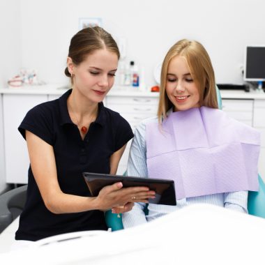 Ce întrebări ar trebui să pui laboratorului înainte de a comanda o lucrare protetică?